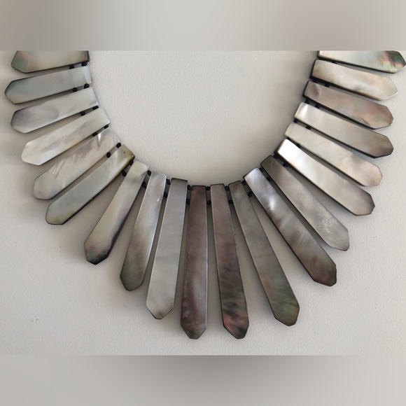 Reversible Shell Necklace - Picture 5 of 8